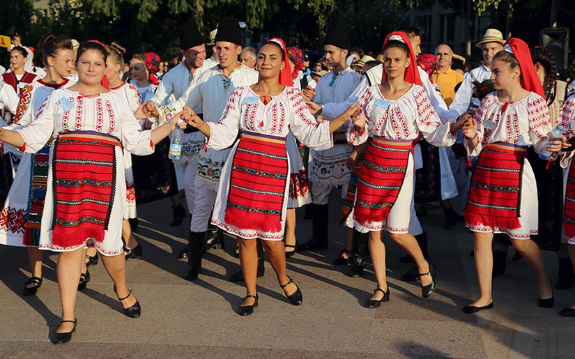 קבוצת רקדנים רומניים בלבוש מסורתי