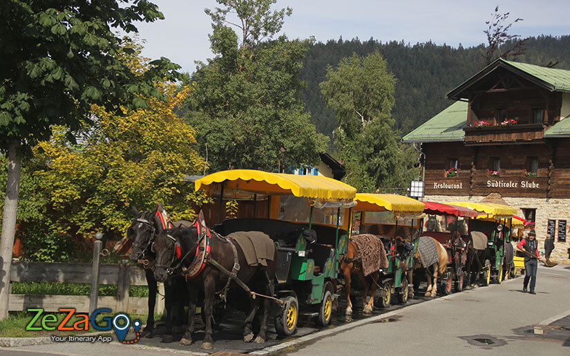 טיול בכרכרה רתומה לסוסים בעיירה זיפלד בטירול אוסטריה