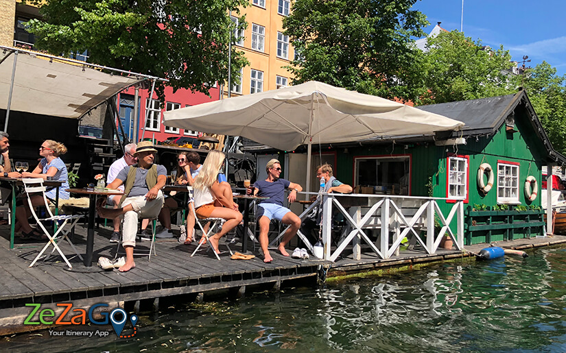 יושבים בבית קפה על תעלת המים בקופנהגן