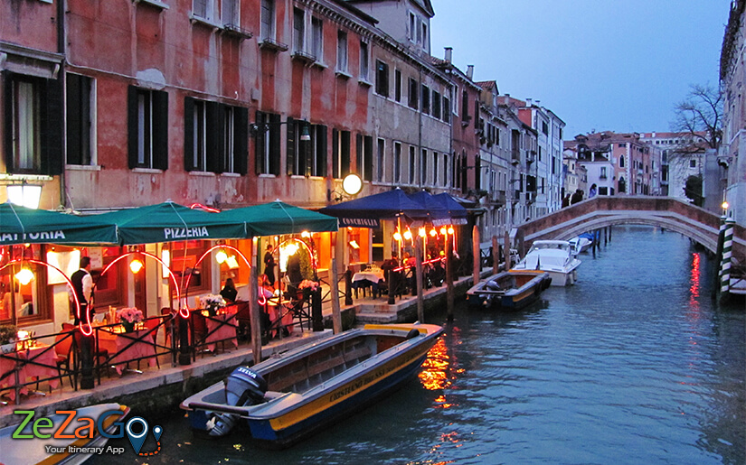 העיר ונציה בשעות בערב