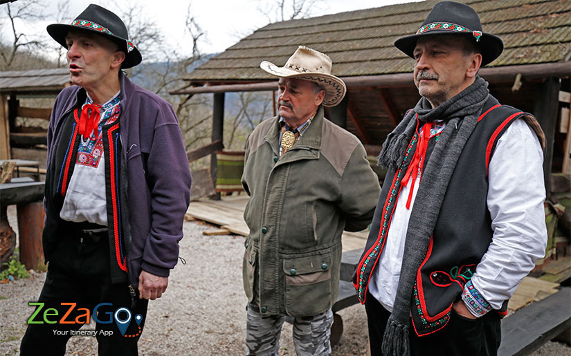 סלובקים בלבוש מסורתי שרים