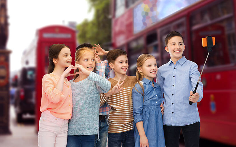 לטייל עם ילדים באירופה - ילדים עושים סלפי בלונדון